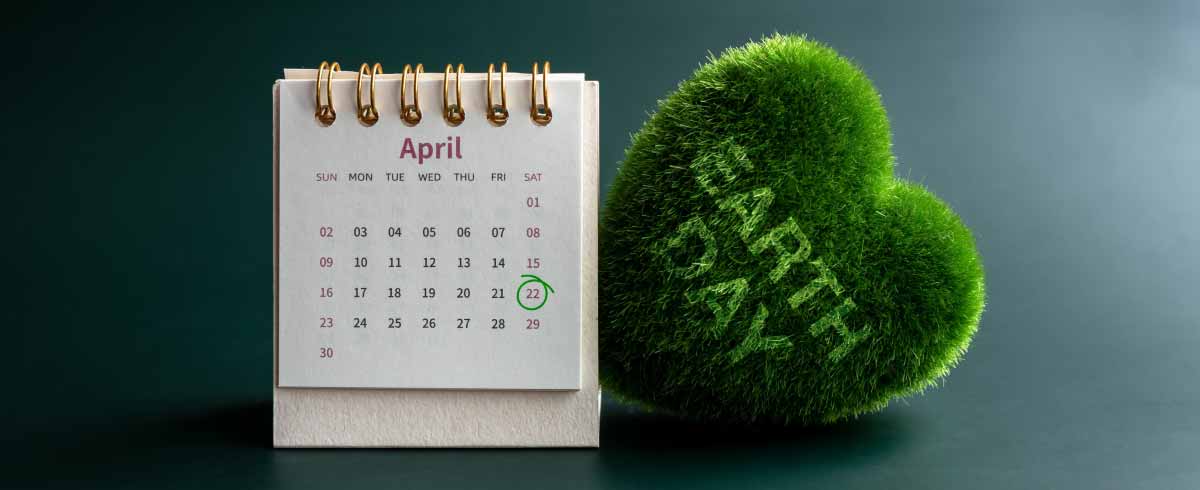 Calendario da tavolo con il 22 aprile cerchiato e a fianco un cuore verde con scritto Earth Day