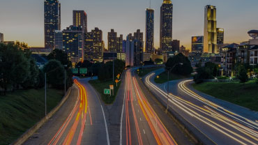 Time lapse di una strada con illuminazione che indica il passaggio di veicoli e presenza di palazzi