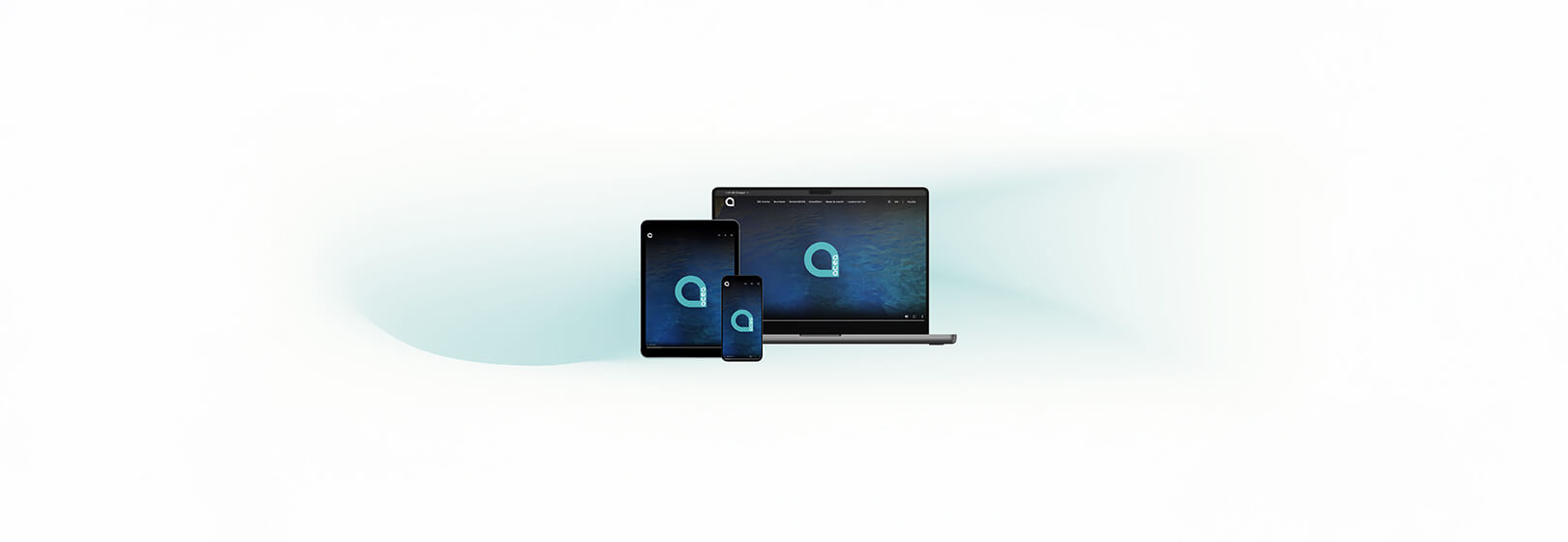 Un laptop, uno smartphone e un tablet mostrano la homepage del Sito Acea