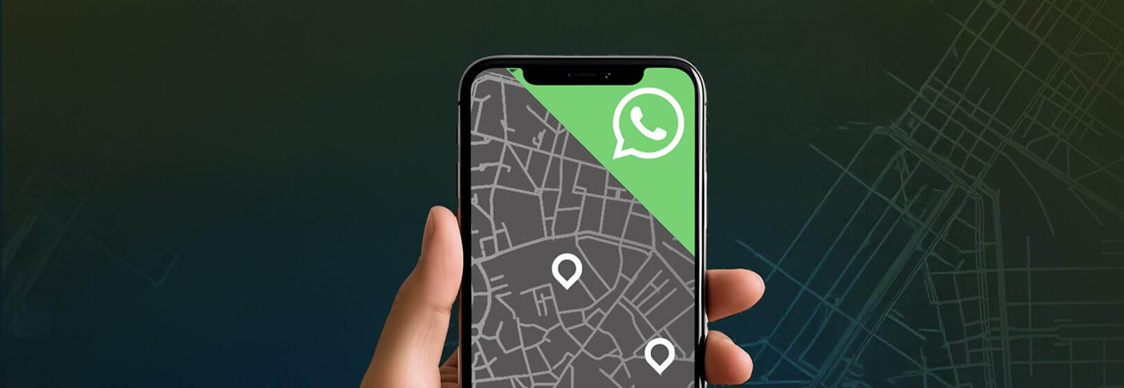 Mano che tiene un telefono in cui si vede una mappa con dei pin e il logo whatsapp