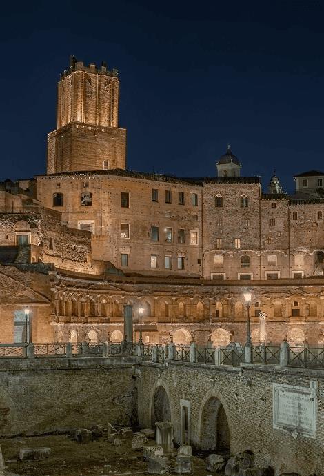 Mercati di Traiano illuminati di notte