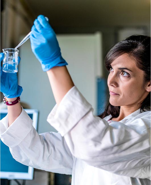 Un tecnico del Gruppo Acea analizza l'acqua