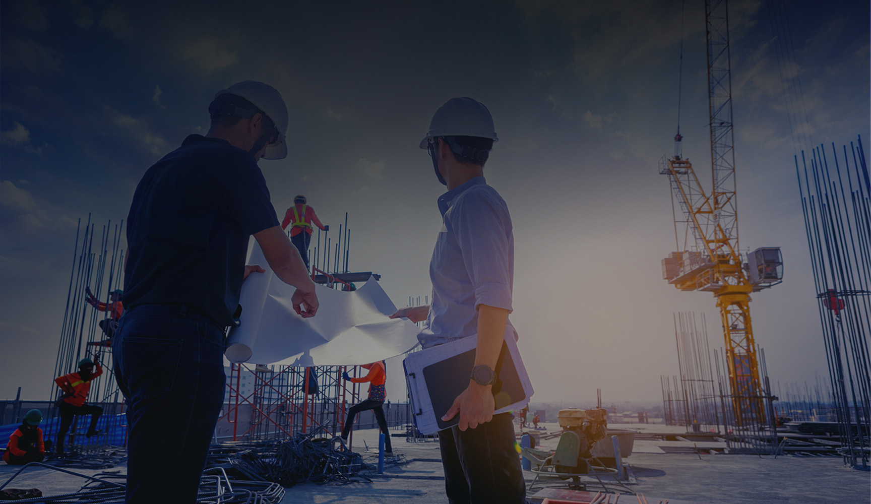 Tecnici del Gruppo Acea consultano un progetto