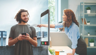 Ragazzo che riceve assistenza tramite un telefono