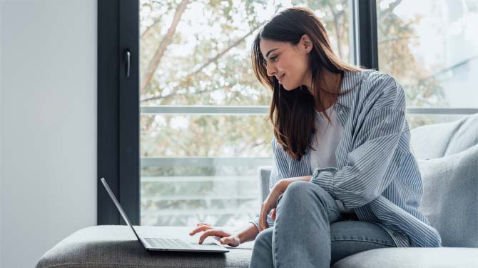 Ragazza che usa il computer sul divano