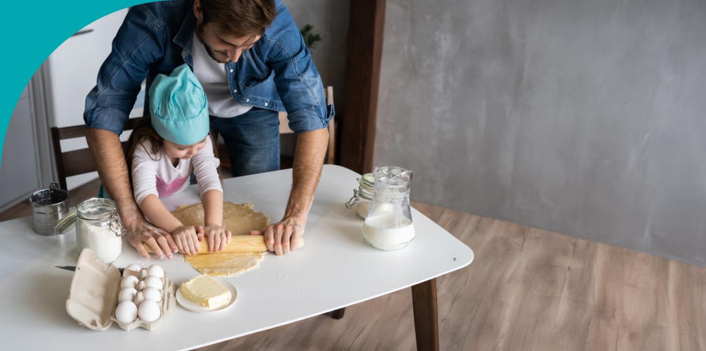 Padre e figlia che impastano