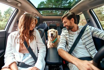 Coppia in auto insieme ad un cane