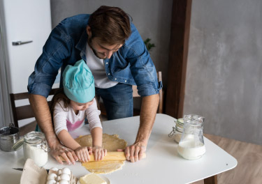 Padre e figlia che impastano