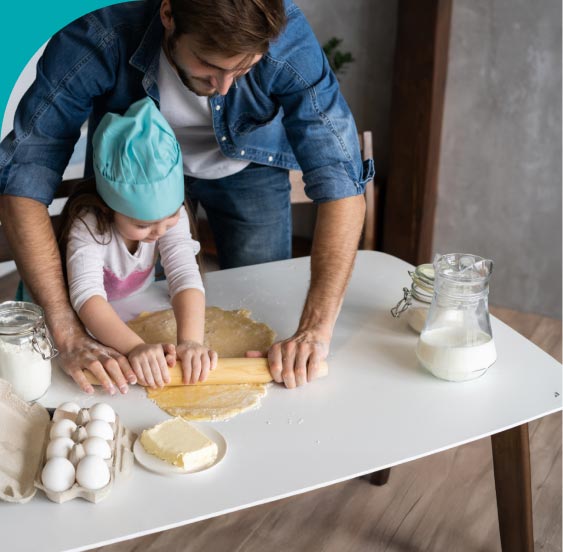 Padre e figlia che impastano