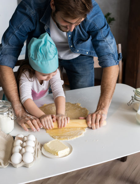 Padre e figlia che impastano