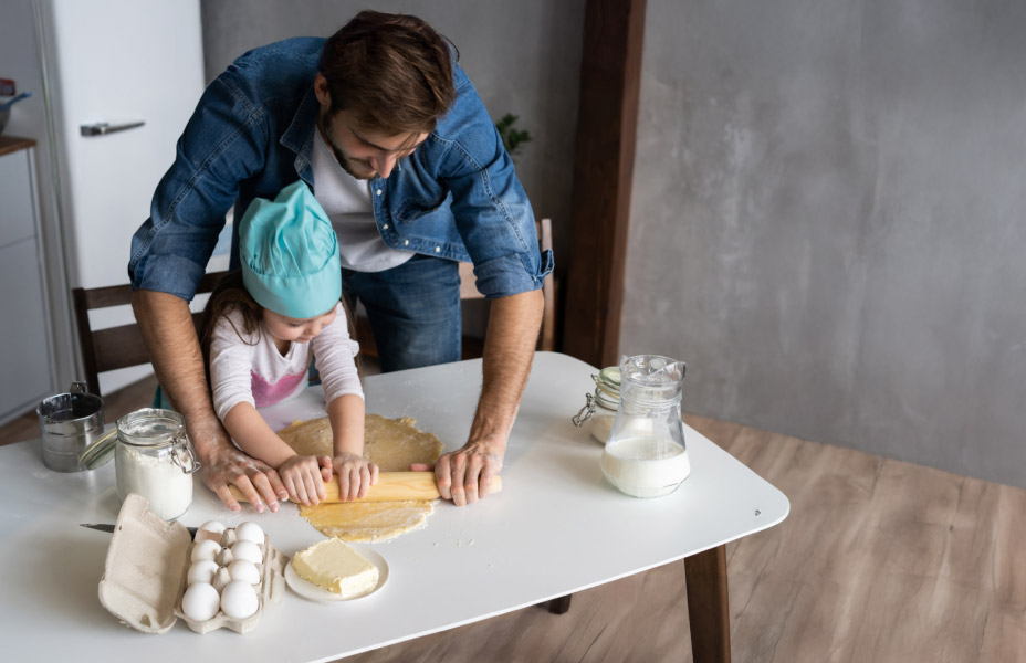 Padre e figlia che impastano