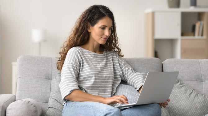 Ragazza che usa il computer sul divano