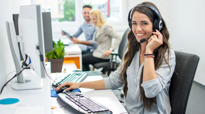 Operatrice di un call center che sorride